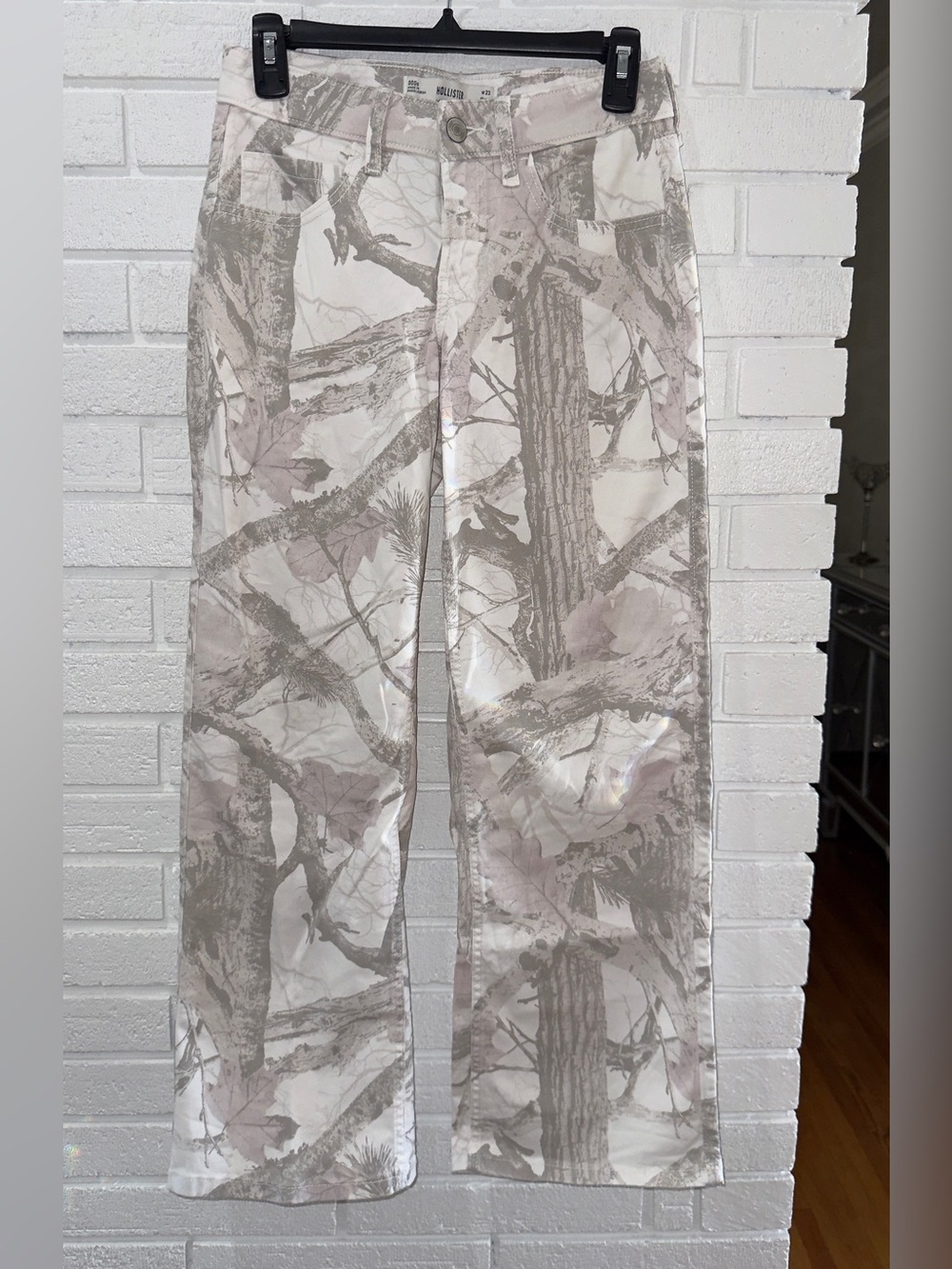 Hollister women’s low rise baggy camo pants 23 short